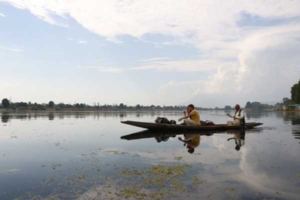 कश्मीर की निगीन झील में 7 हाउसबोट जलकर खाक